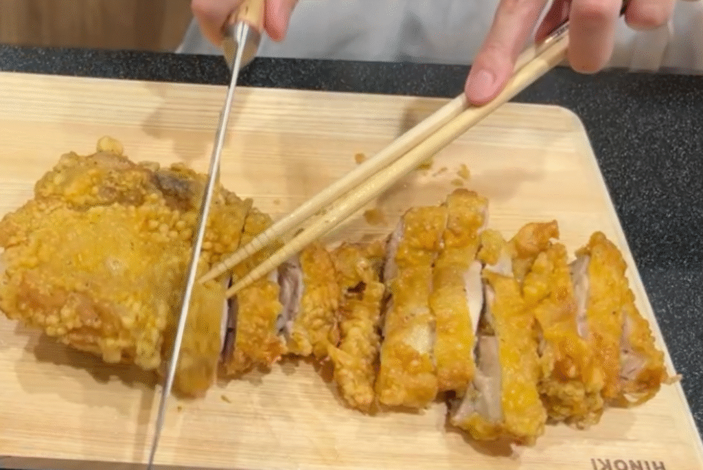 チキン南蛮を切る写真