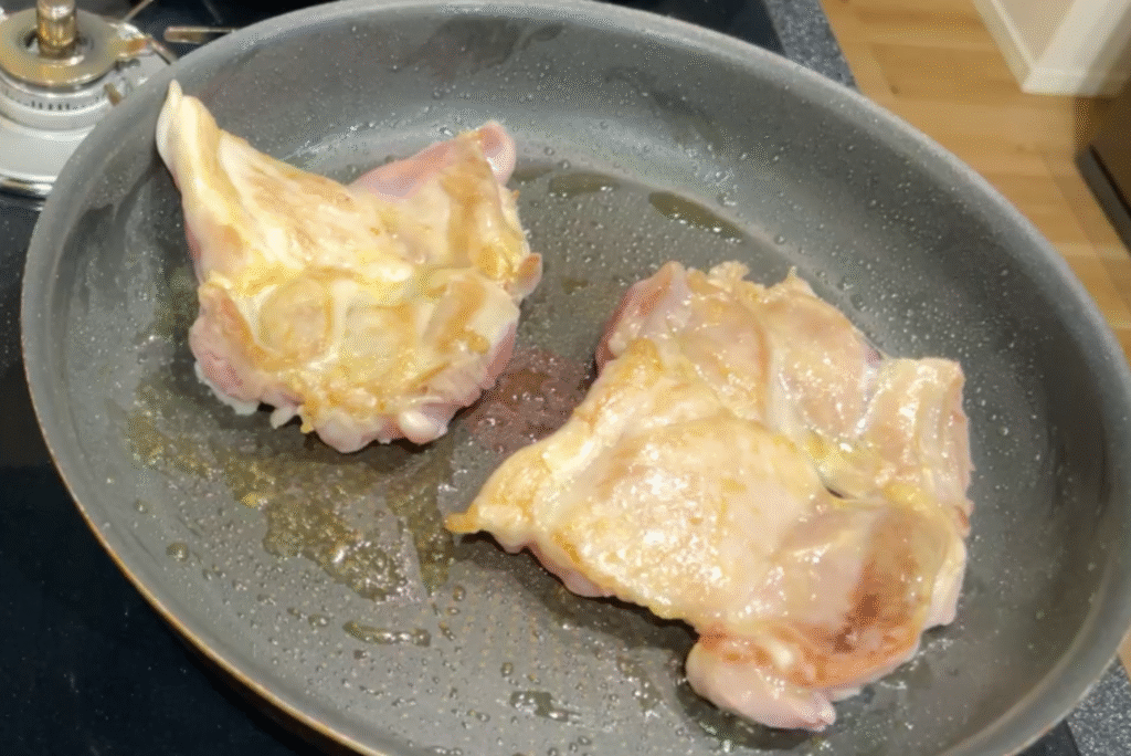 鶏肉を炒める写真