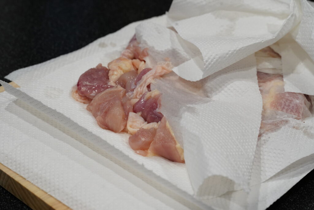 鶏肉の水分を拭く写真