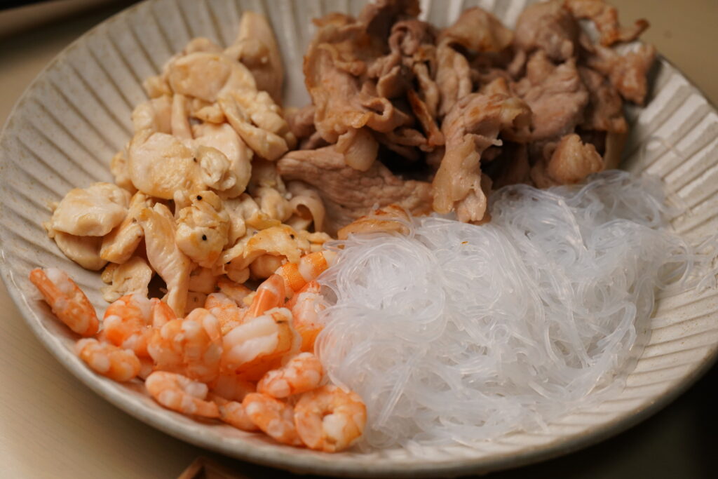 えび、豚肉、鶏肉の写真