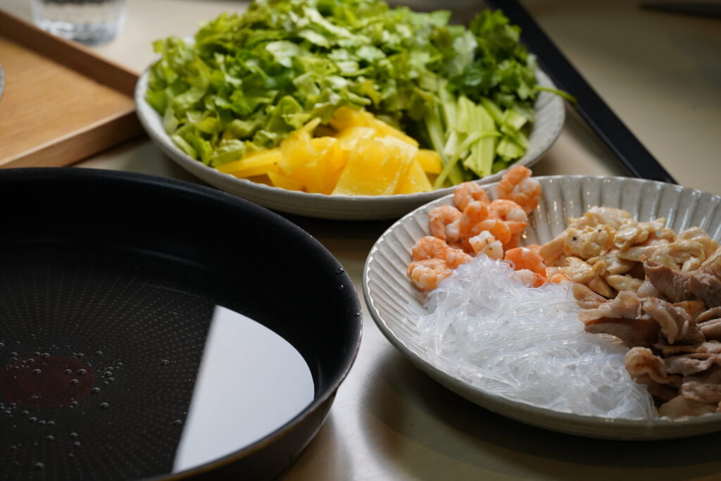 生春巻きの材料とフライパンの写真