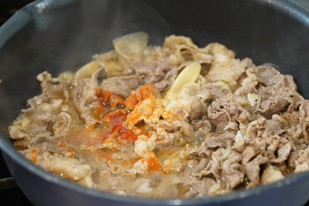 牛丼を作っている写真