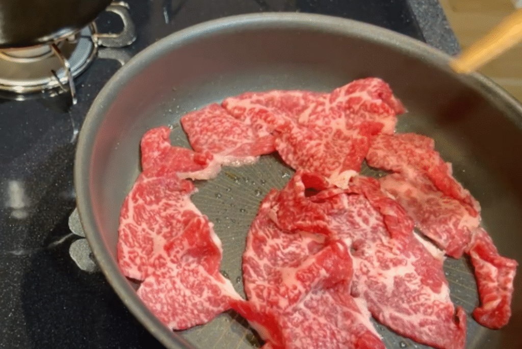牛肉を炒めている写真