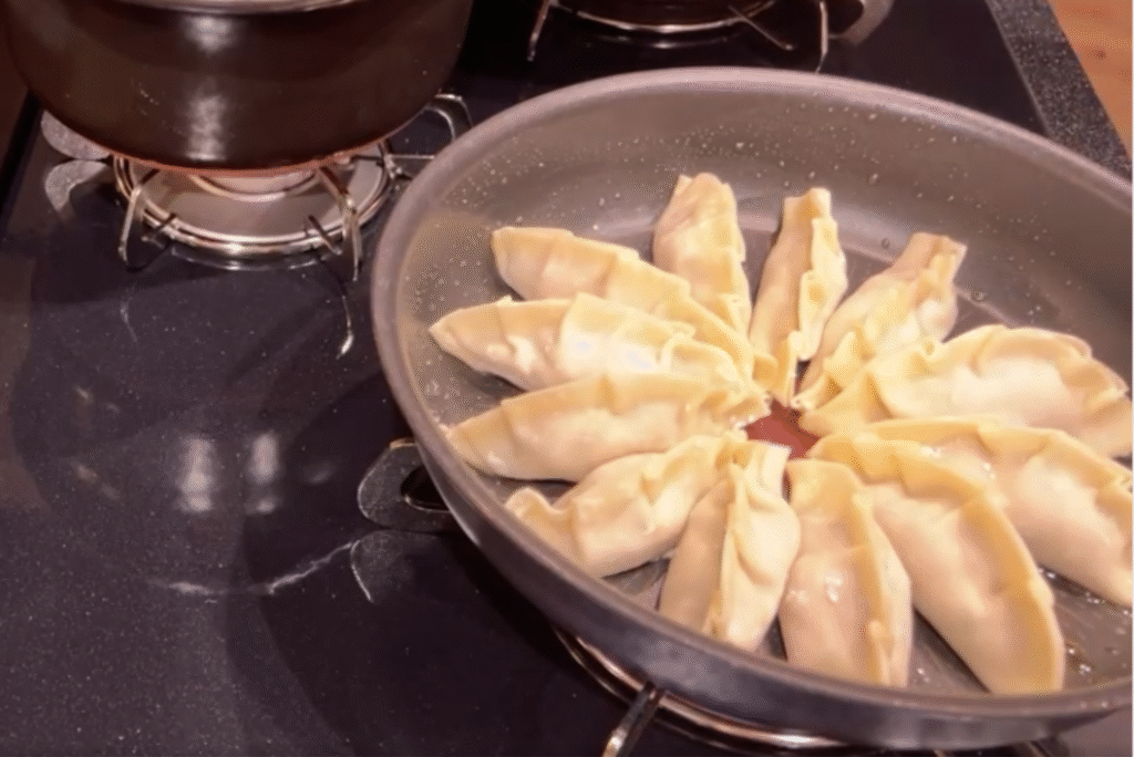 羽付き餃子を作る写真