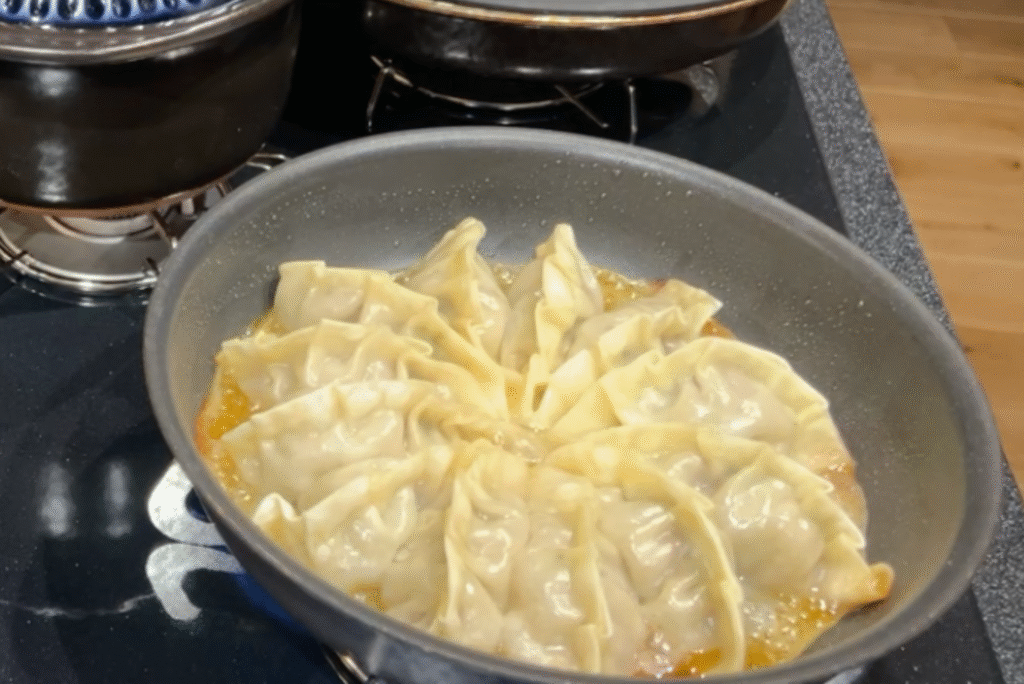 羽付き餃子を作る写真