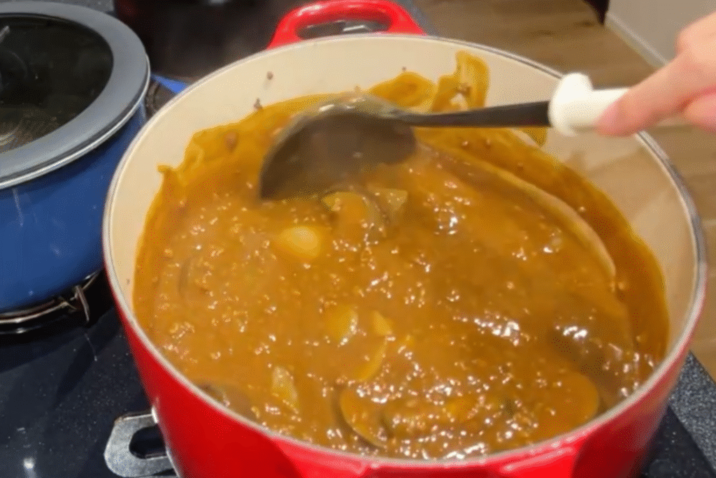 カレーを作る写真