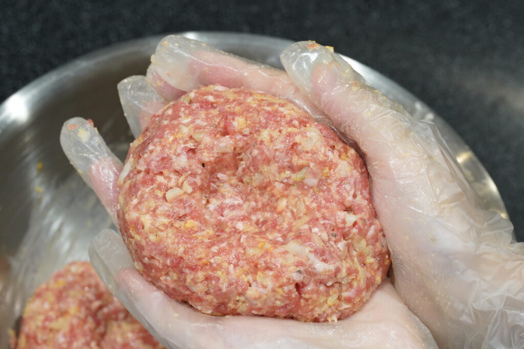 ハンバーグを作る写真