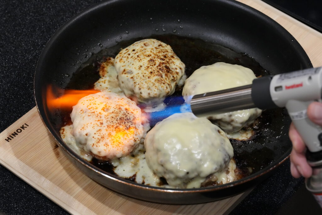 チーズハンバーグをバーナーで炙る写真