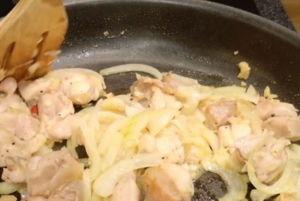 野菜と肉を炒める写真