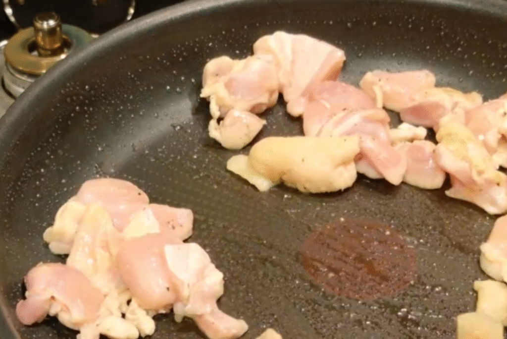 鶏肉を炒める写真