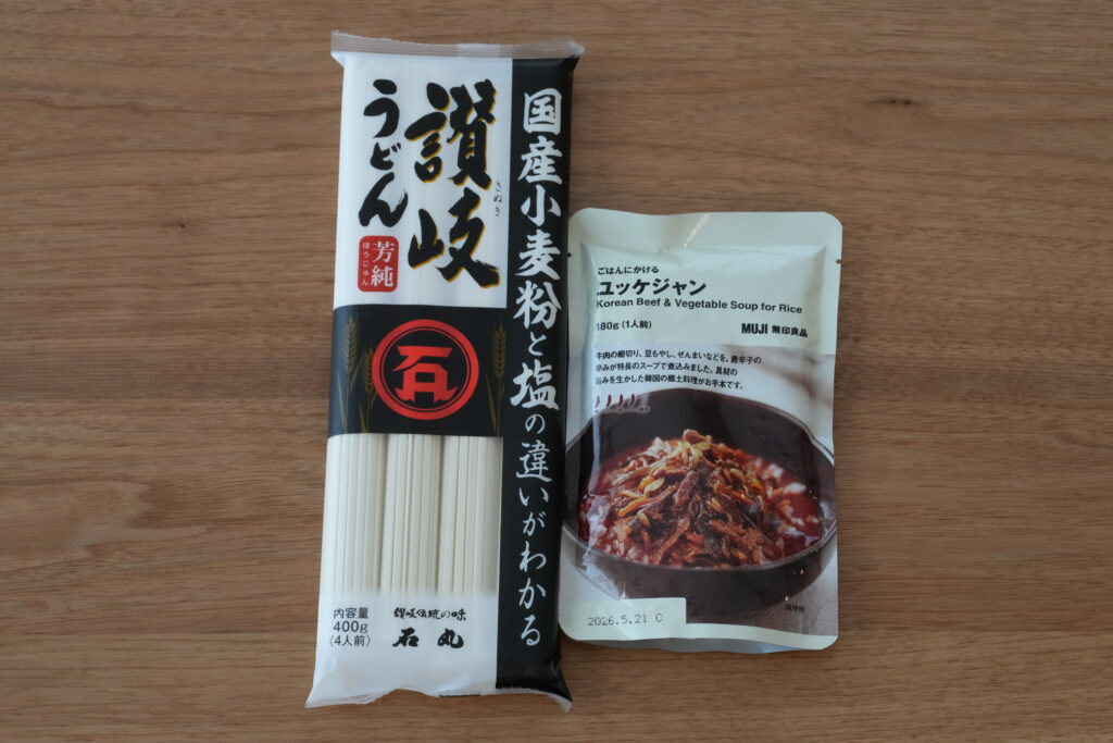 無印良品のごはんにかけるユッケジャンクッパとうどんの写真