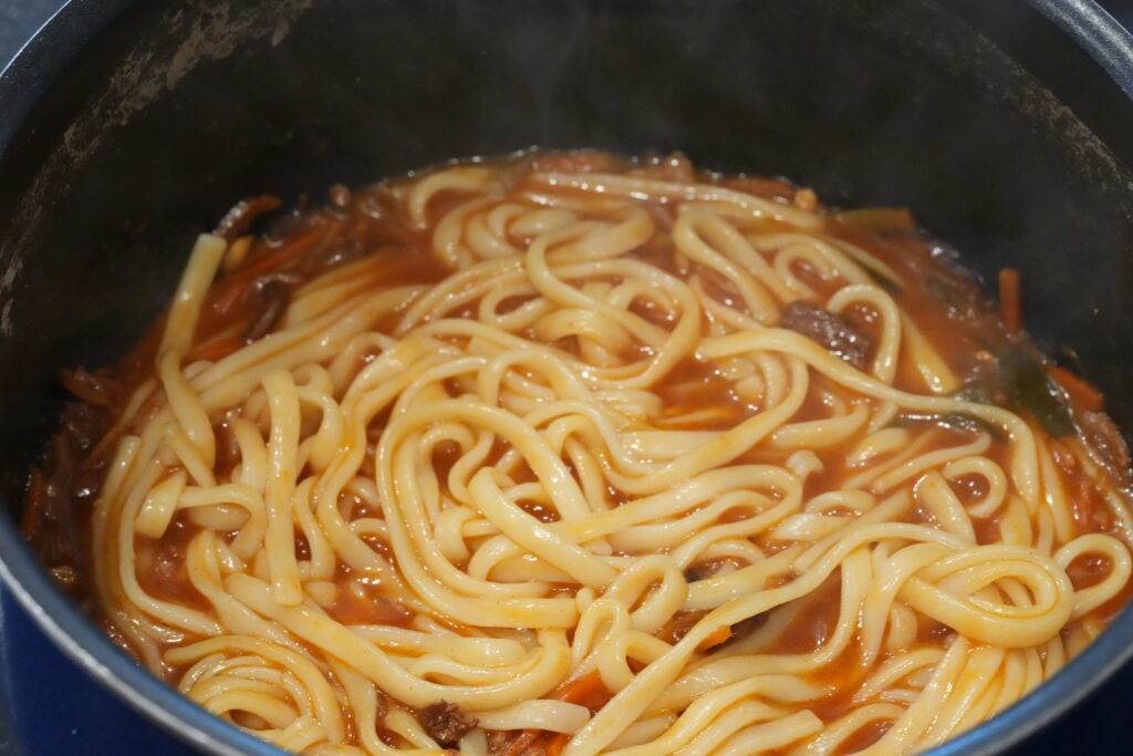 ユッケジャンクッパとうどんを混ぜ合わせた写真