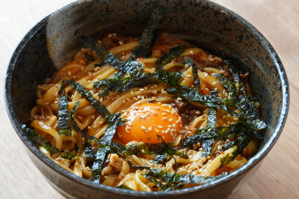 無印のごはんにかけるユッケジャンクッパで作ったうどんの写真
