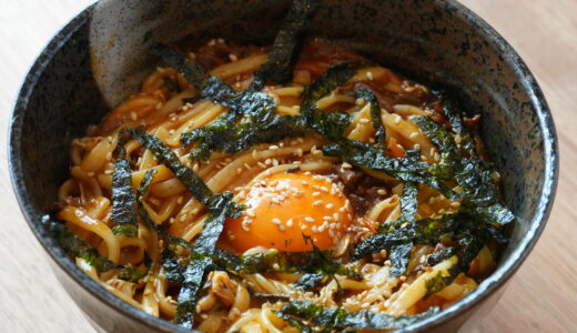 無印のごはんにかけるユッケジャンクッパで作ったうどんの写真