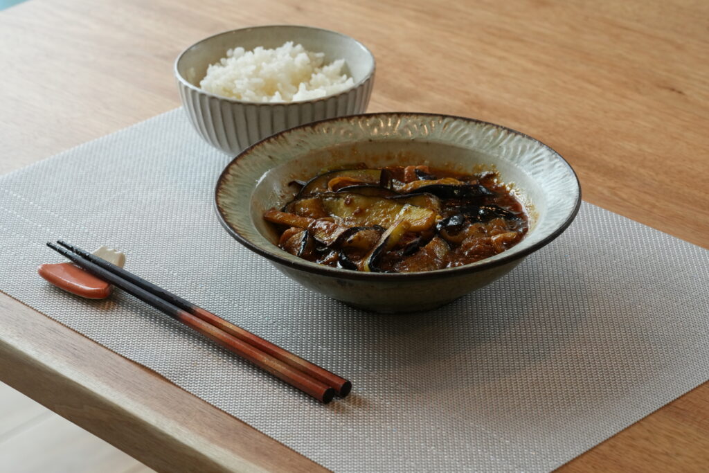 ご飯と麻婆豆腐ナスの写真