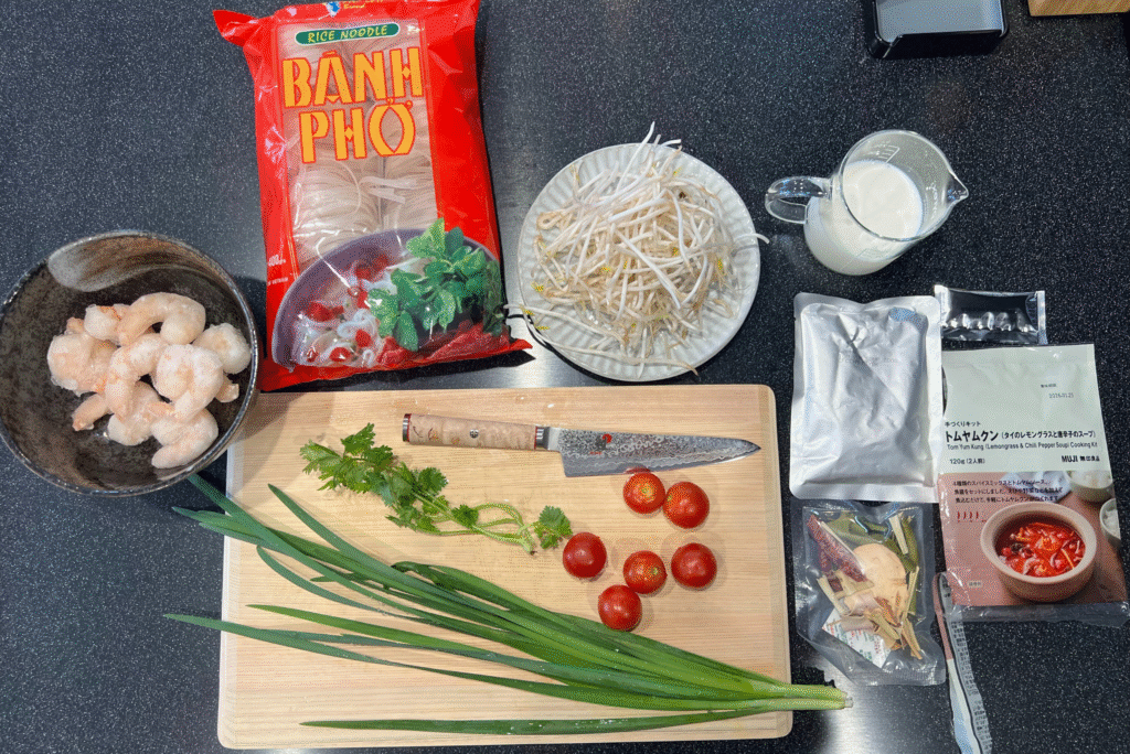 トムヤムクンラーメンの材料の写真