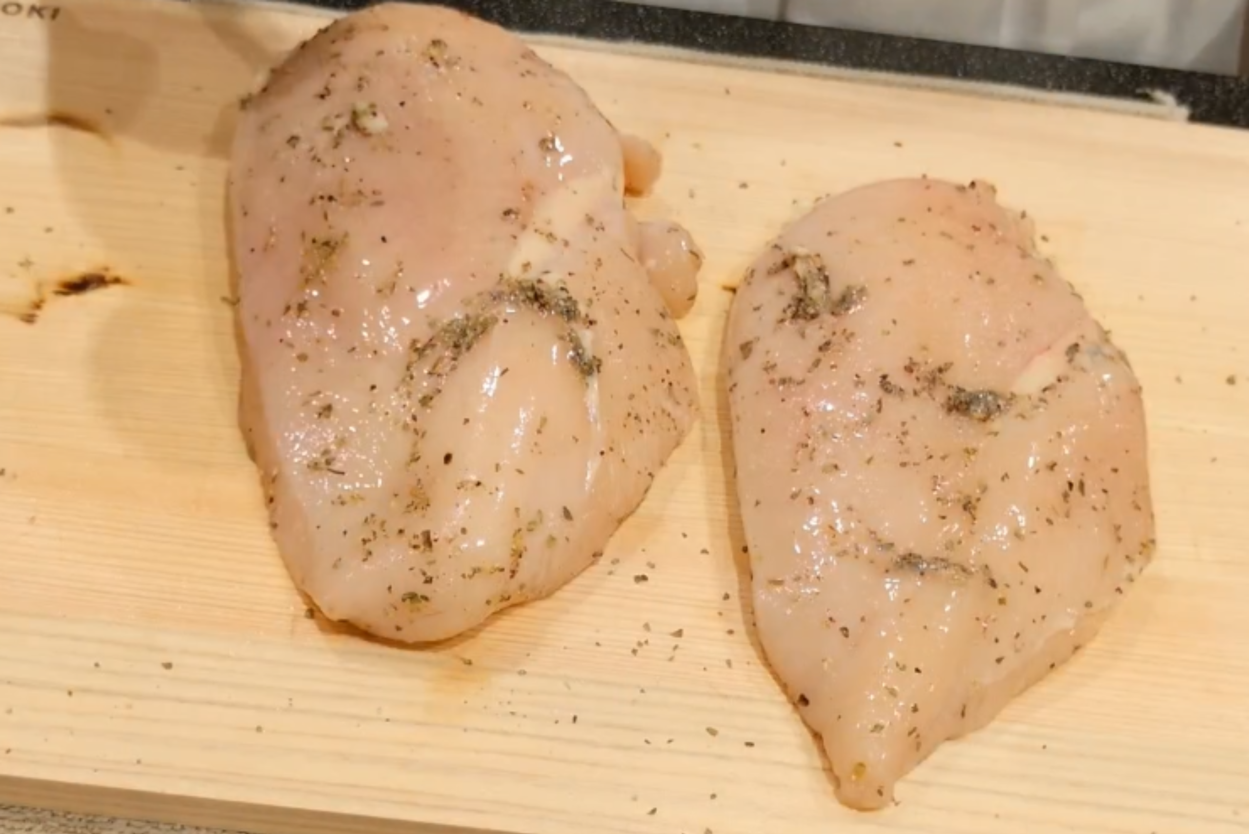 シーズニングをした鶏もも肉の写真