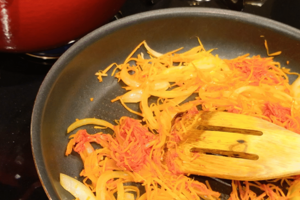 野菜を炒める写真