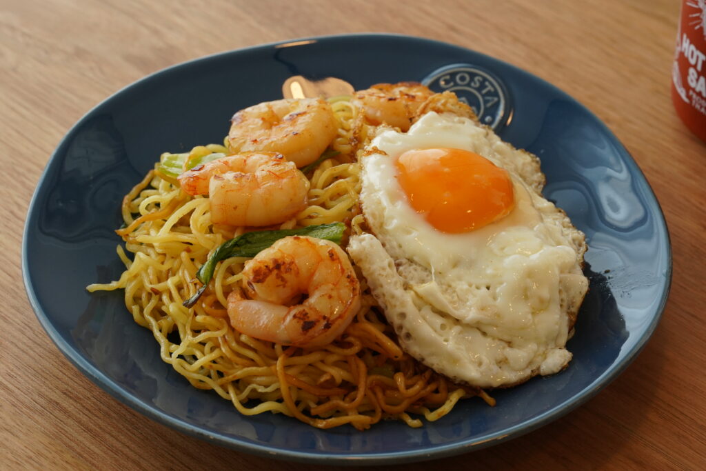焼きそばで作るインドネシアのミゴレンの写真