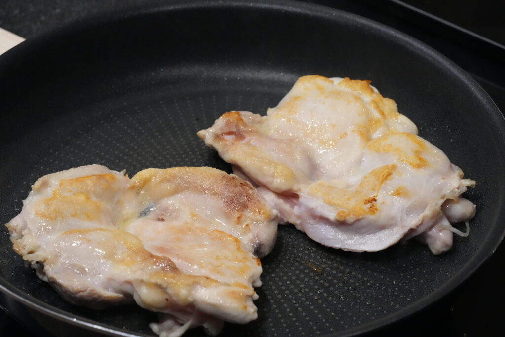 鶏肉に焼き目を付けた写真