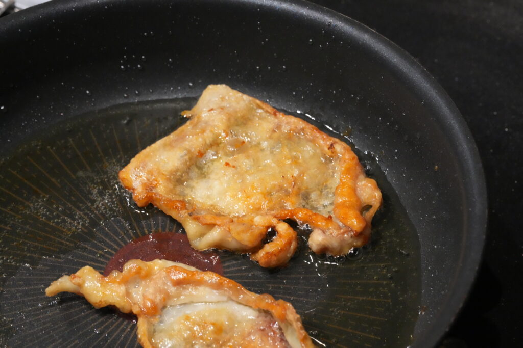 鶏皮を焼く写真