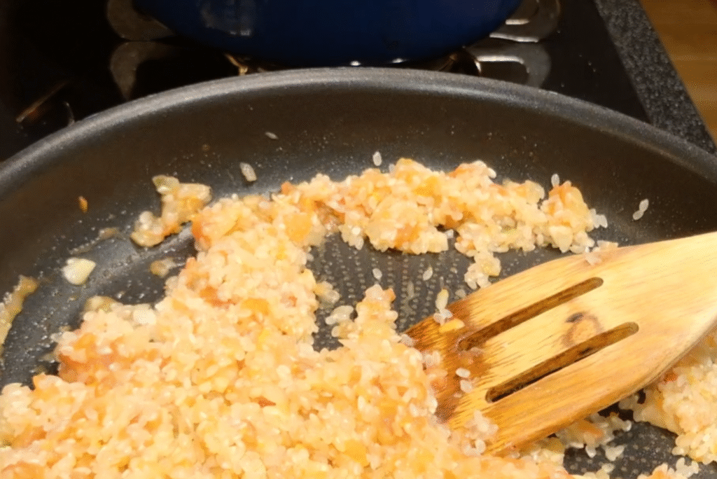 パエリアの米を炒める写真