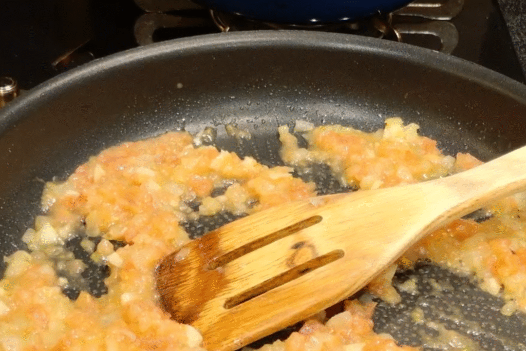 パエリアの具を炒める写真