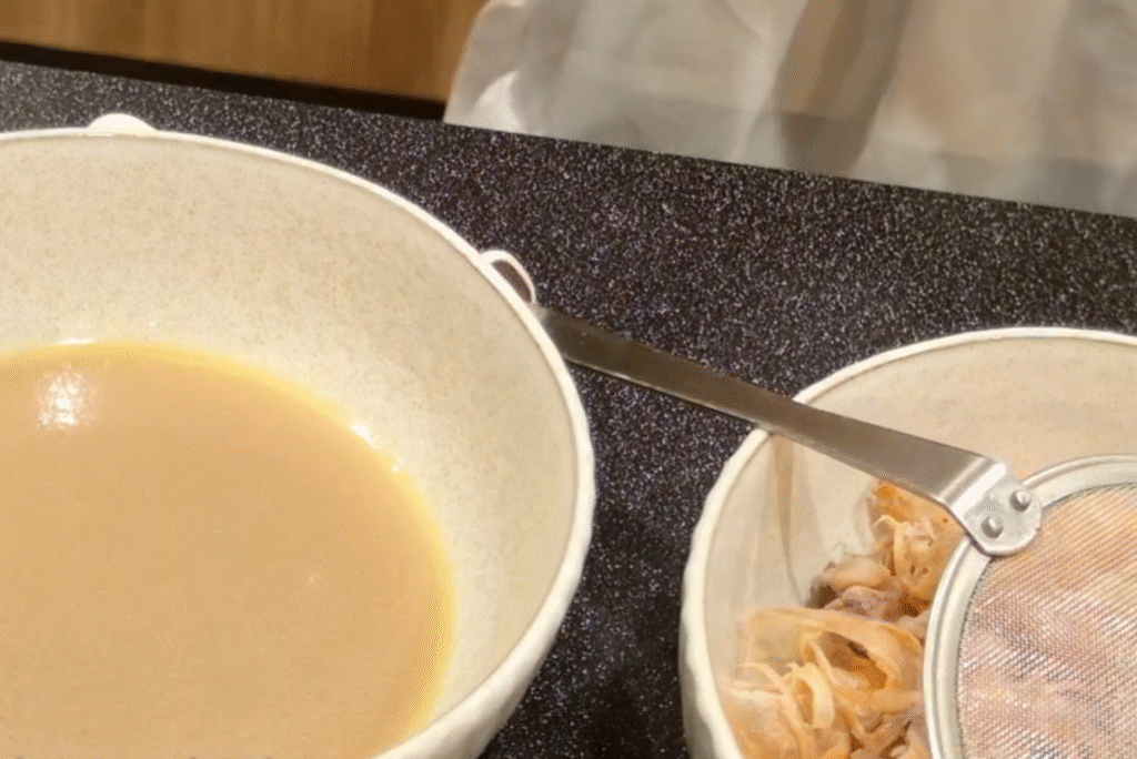 魚介の出汁を取る写真