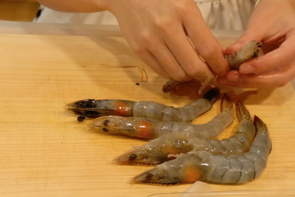 エビの頭と尾を残す写真