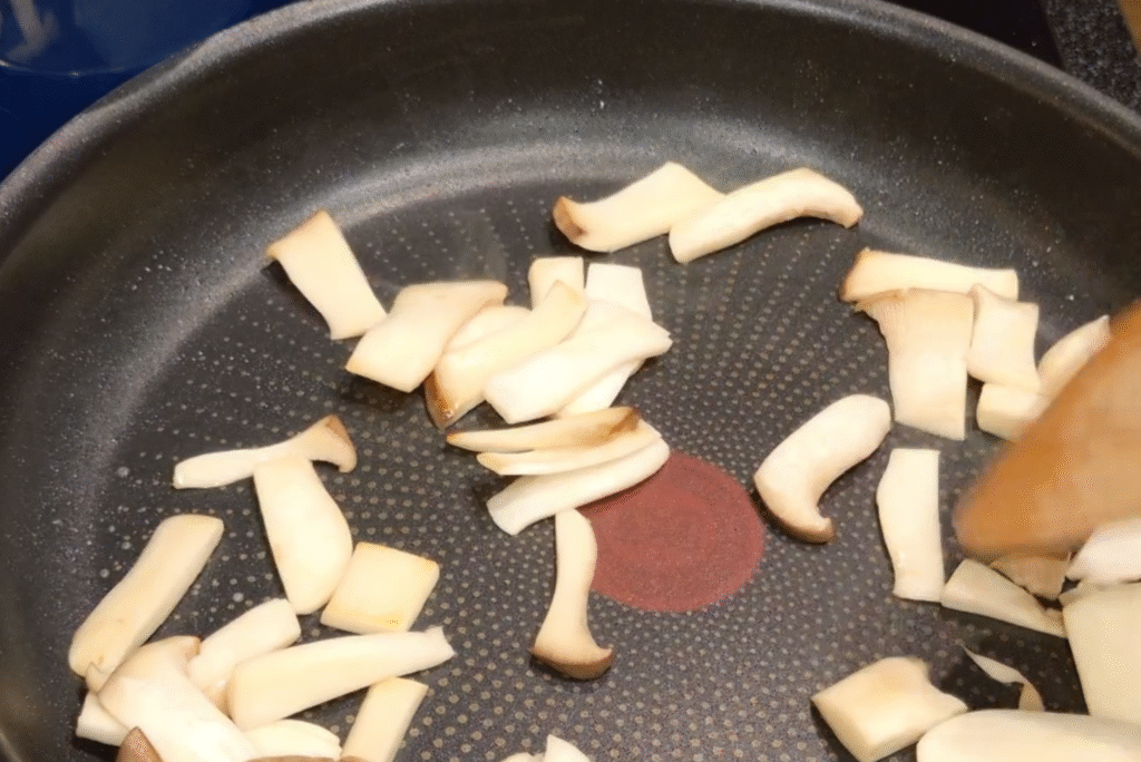 エリンギを炒める写真