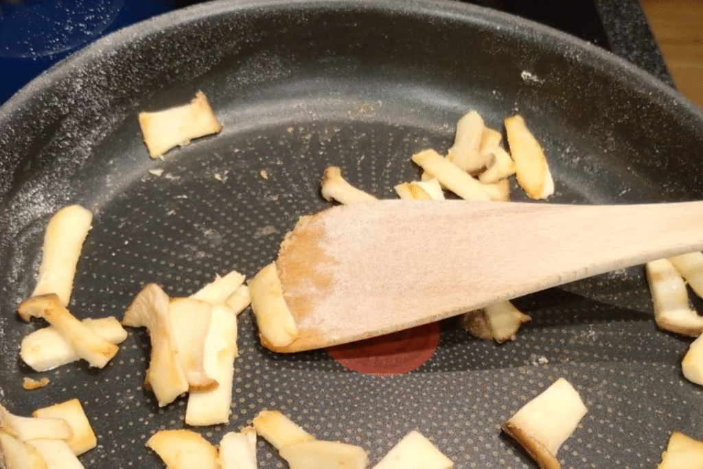 小麦粉とエリンギを炒める写真