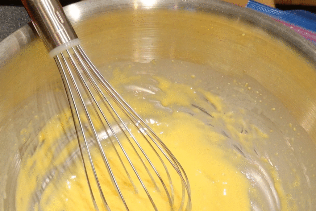 ホットケーキミックスを混ぜる写真