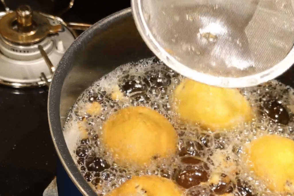 オレオを揚げている写真