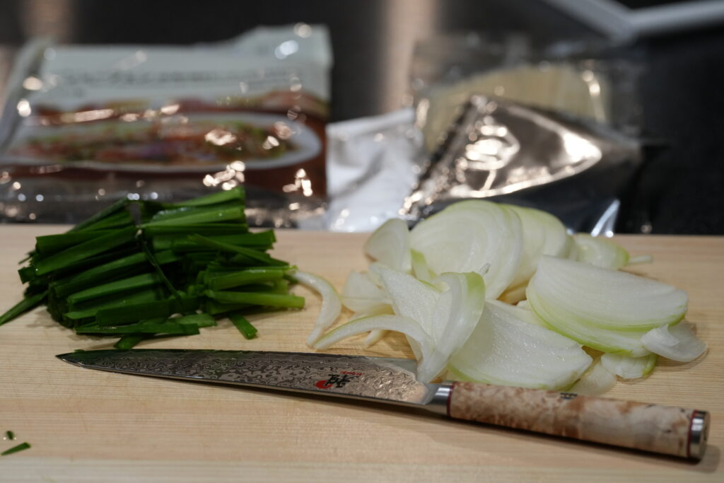 玉ねぎとニラを切った写真