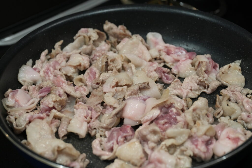 豚肉を炒める写真