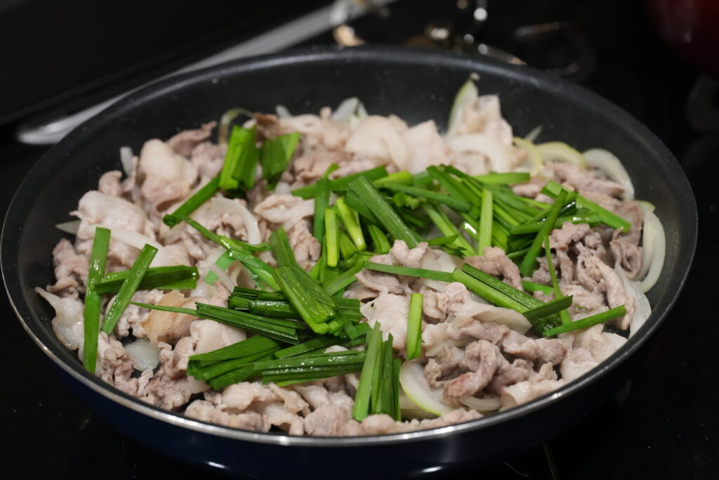 豚肉と野菜を炒める写真