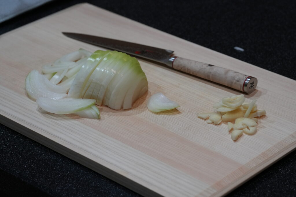 玉ねぎとにんにくの薄切りの写真