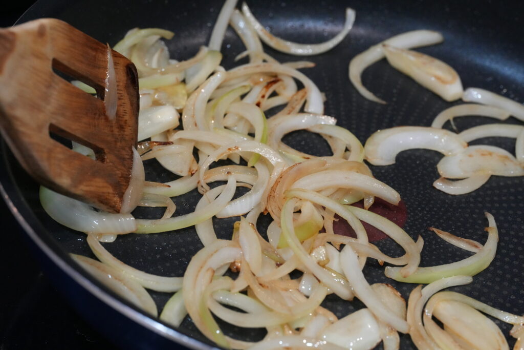 玉ねぎを炒める写真