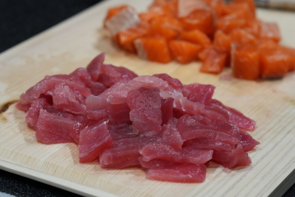 カットしたマグロとサーモンの刺身の写真