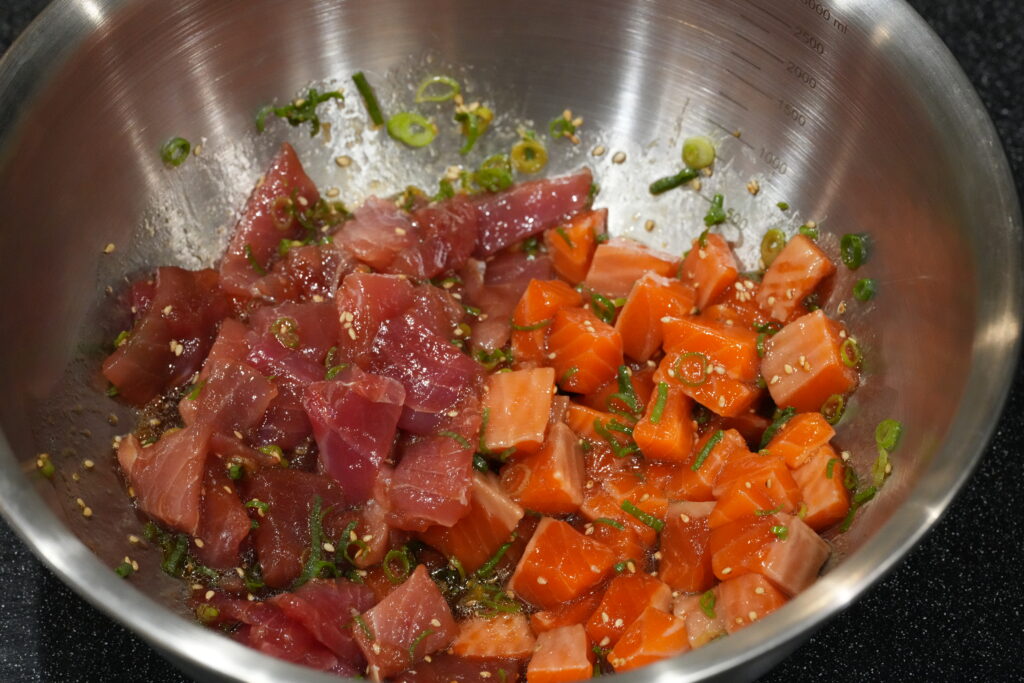 ポキ丼の準備の写真