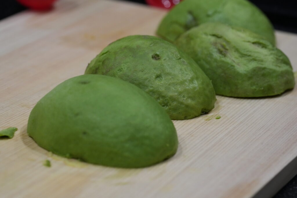 皮をむいたアボカドの写真