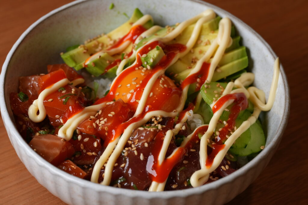 ポキ丼にマヨネーズとシラチャーソースをかけた写真