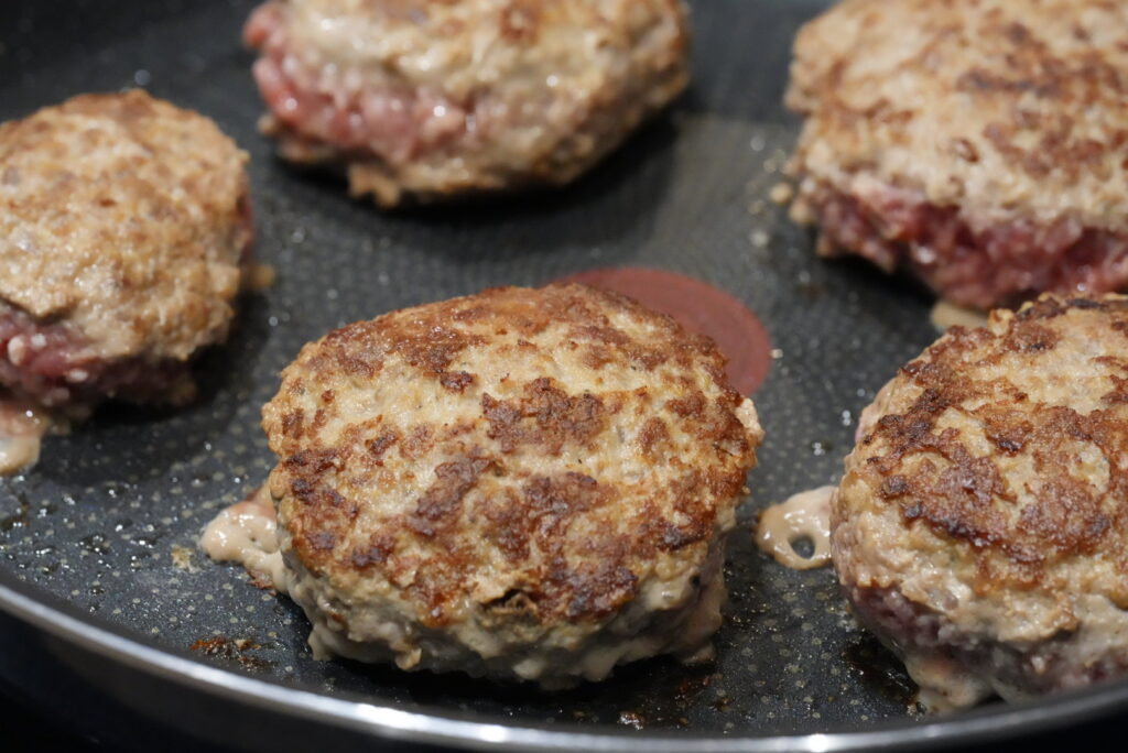 焼き目をつけたハンバーグの写真