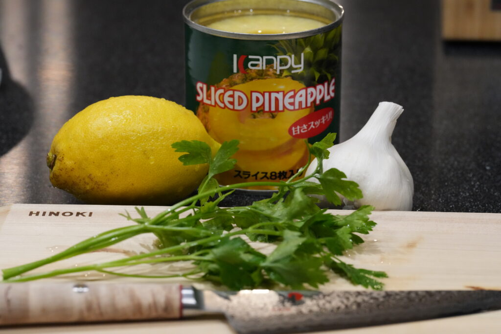 パイナップル入りガーリックシュリンプの材料の写真