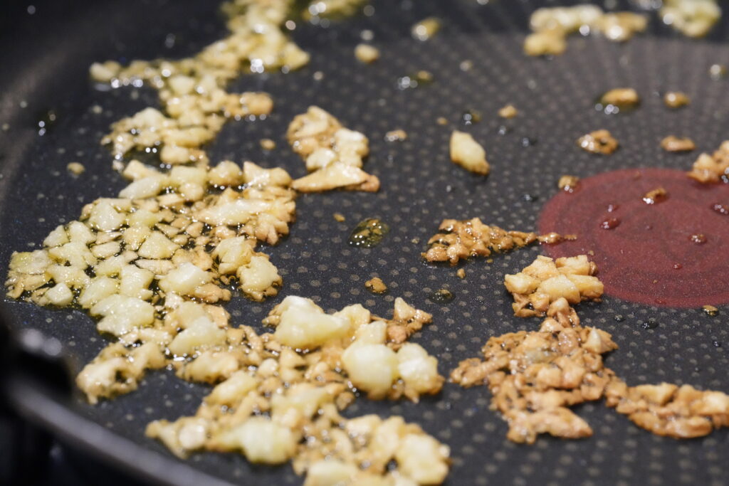 みじん切りのニンニクを炒める写真