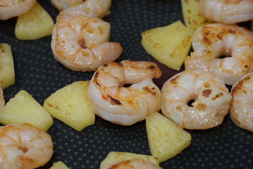 パイナップルとエビを炒めている写真