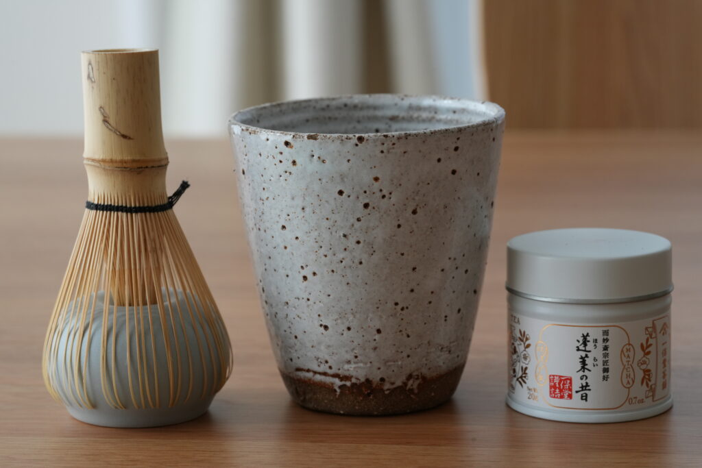 茶筅と抹茶パウダーの写真