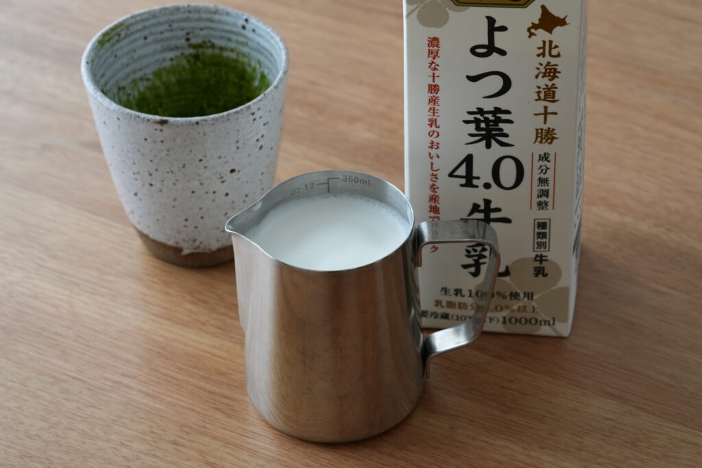 濃い牛乳とエスプレッソマシンで温めたミルクの写真