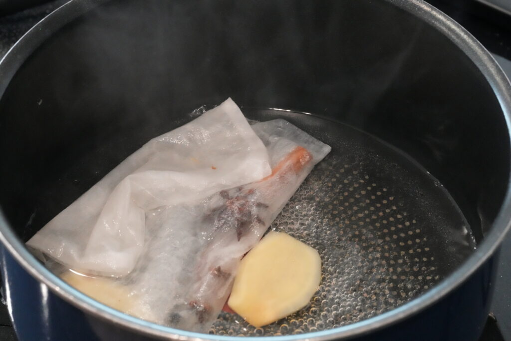 スパイスと生姜でチャイティーを作る写真