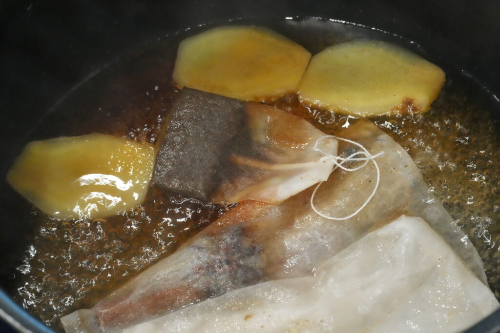 チャイティーにアッサムティーのティーバッグをいれた写真